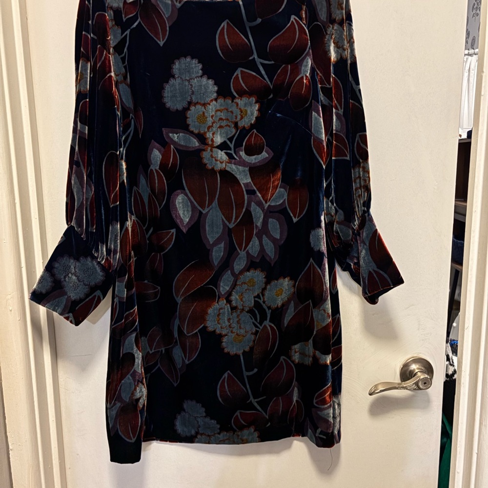 NWT STUNNING Ann Taylor Long Sleeve Blues & Burgundy Floral Velvet Shift Dress! - Picture 4 of 12